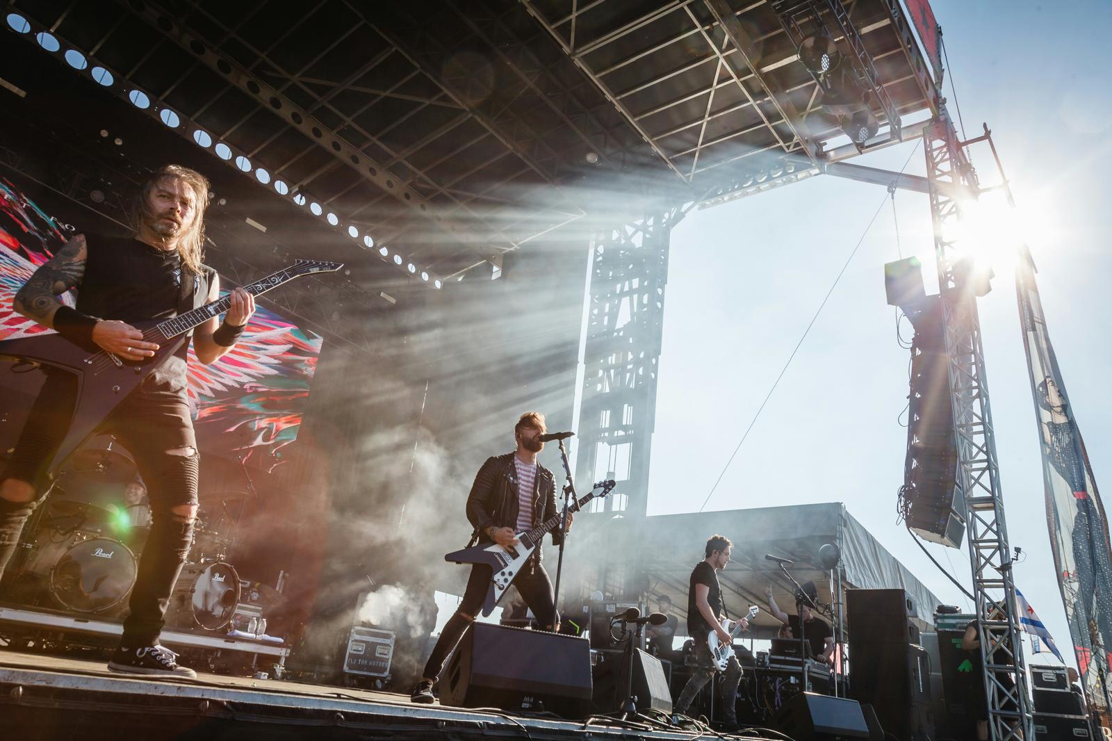 Band op een festivalpodium tijdens een liveshow