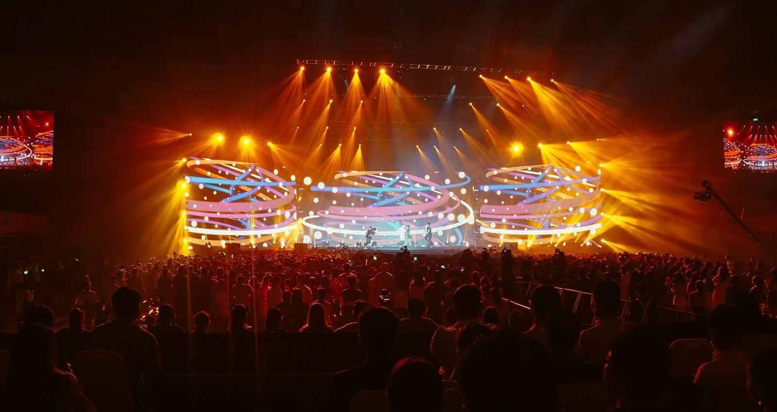 Grote indoorshow met volledig lichtdecor en publiek